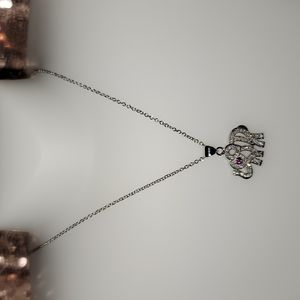 💝 NWT Beautiful cubic Zirconia and fine silver plate elephant necklace.